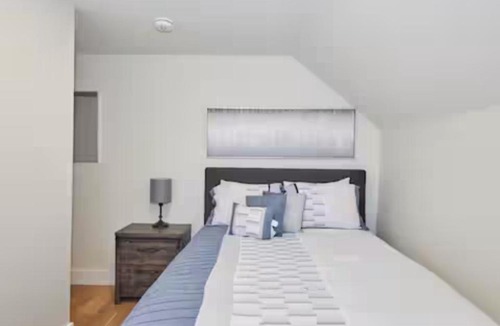Niagara Falls House | CLIFTON WALK TO FALLS