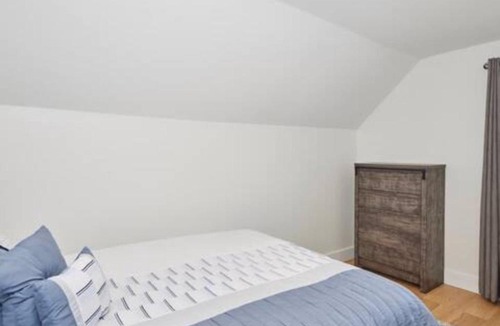 Niagara Falls House | CLIFTON WALK TO FALLS