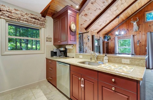 Londonderry House | Close to 4 mnts. Private stream! A/C. Dogs OK