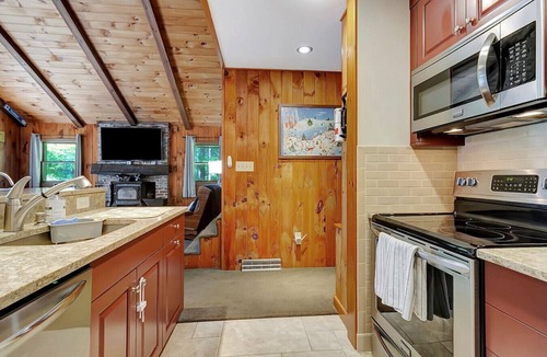 Londonderry House | Close to 4 mnts. Private stream! A/C. Dogs OK