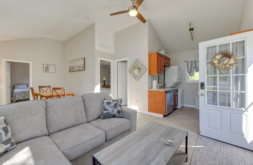 North Truro Cottage | Close to Beach & P-Town! Cottage w/Bay Views