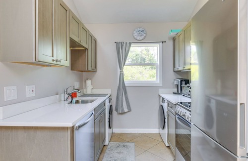 North Truro Cottage | Close to Beach & P-Town! Cottage w/Bay Views