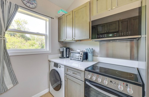 North Truro Cottage | Close to Beach & P-Town! Cottage w/Bay Views