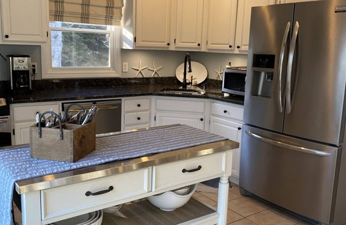 Charlestown House | Close to Beach with beach chairs -reviews say it all! July 25-Aug 1 available!