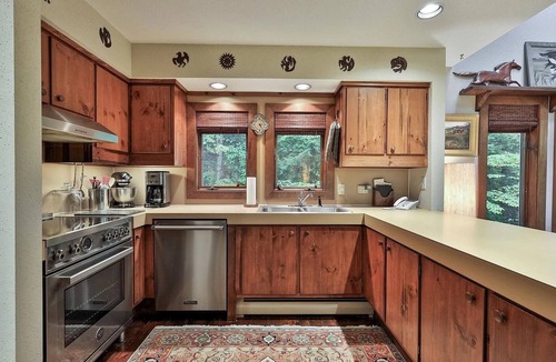 Plymouth House | Close to Hiking and Lakes - Cozy Mountain Cabin
