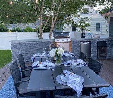 East Dennis House | Close2Beach, SpeakEasyBar,HotTub, PetsOK, Firepit