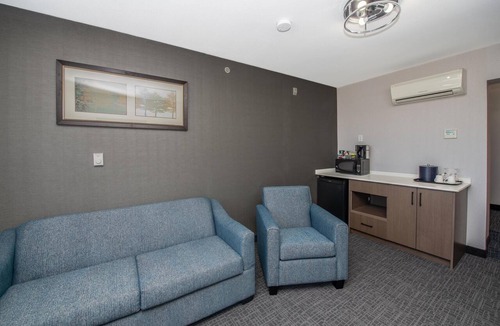 South Lethbridge Hotel | Coast Lethbridge Hotel & Conference Centre