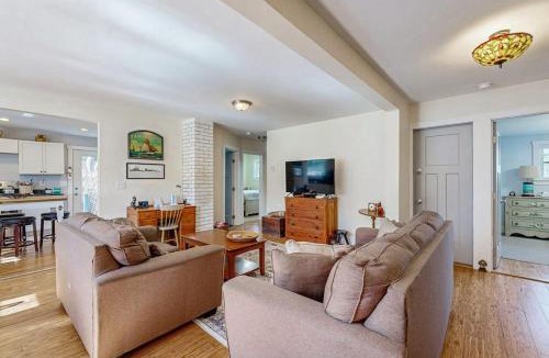 Boothbay Harbor House | Coastal bungalow with large yard, beautiful kitchen, & great location