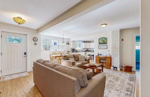 Boothbay Harbor House | Coastal bungalow with large yard, beautiful kitchen, & great location