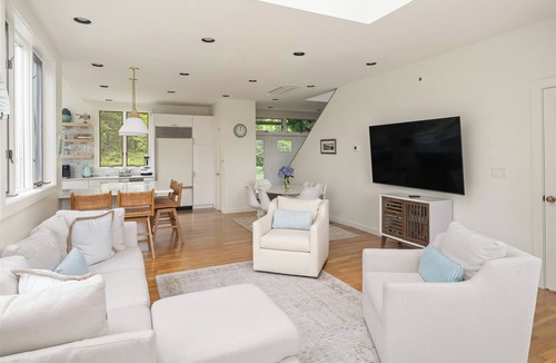 Tisbury House | Coastal Comfort in Vineyard Haven: Newly Renovate Home: Sleeps 8
