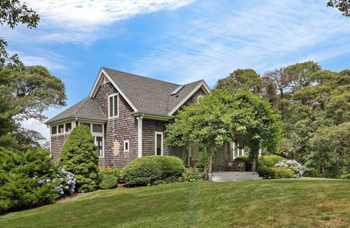Tisbury House | Coastal Comfort in Vineyard Haven: Newly Renovate Home: Sleeps 8