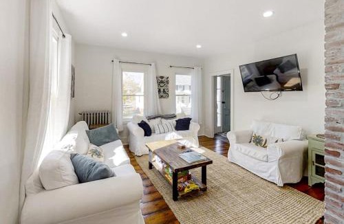 Boothbay Harbor House | Coastal home with new, full kitchen, walkable downtown location