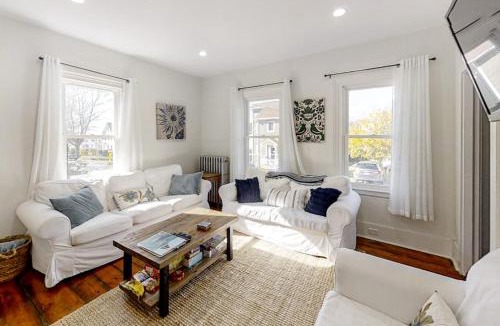 Boothbay Harbor House | Coastal home with new, full kitchen, walkable downtown location
