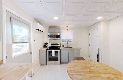 Sorrento Apartment | Coastal New England Gem | All-New Kitchen & Finishes | Short Walk to Harbor
