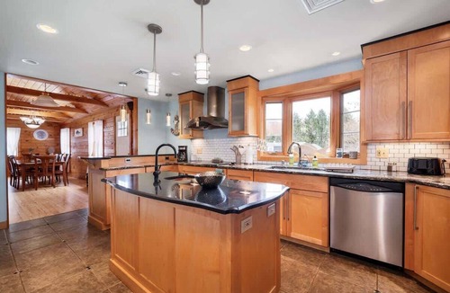 Niantic House | Coastal Retreat - Drive to Beaches or Stay & Play