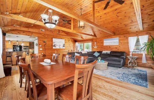 Niantic House | Coastal Retreat - Drive to Beaches or Stay & Play