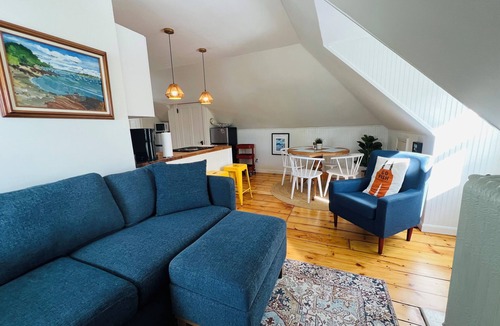Portland Apartment | Coastal retreat walk to 2 beaches, restaurants, shops & 5-7 min to Portland.
