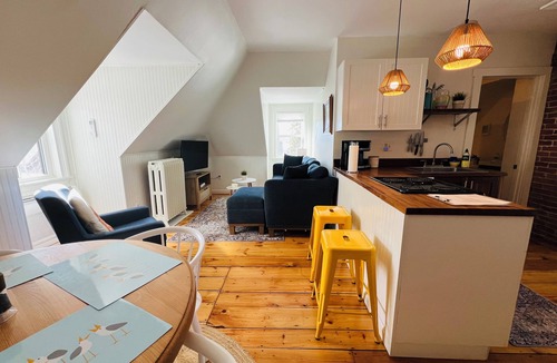 Portland Apartment | Coastal retreat walk to 2 beaches, restaurants, shops & 5-7 min to Portland.