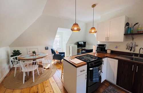 Portland Apartment | Coastal retreat walk to 2 beaches, restaurants, shops & 5-7 min to Portland.