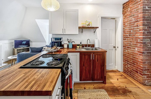 Portland Apartment | Coastal retreat walk to 2 beaches, restaurants, shops & 5-7 min to Portland.