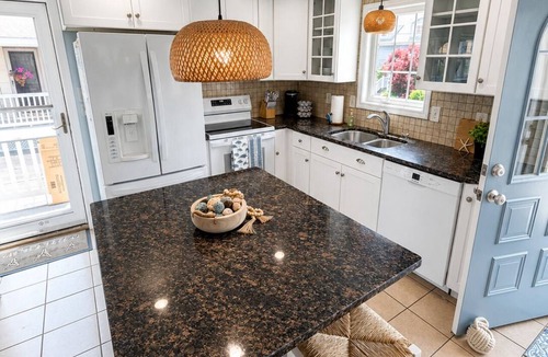 Snug Harbor House | Coastal Retreat-Walk to Beach, Potters Pond, Dining, Paddle Boarding, Fishing
