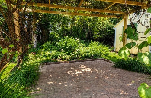 Snug Harbor House | Coastal Retreat-Walk to Beach, Potters Pond, Dining, Paddle Boarding, Fishing