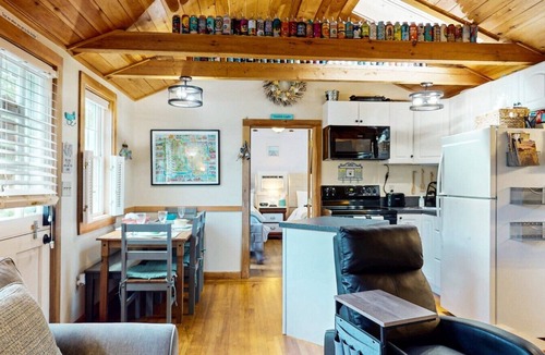 Kennebunk Cottage | Coastal Shorelands Retreat + Walk-to-Beach Access and Pool