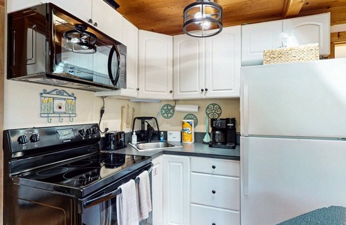 Kennebunk Cottage | Coastal Shorelands Retreat + Walk-to-Beach Access and Pool