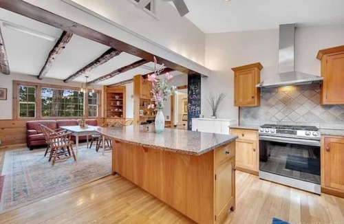 Newtown House | Colonial yellowhouse