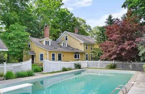 Newtown House | Colonial yellowhouse