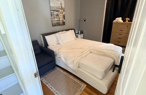 New London House | Comfort room