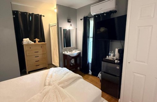 New London House | Comfort room