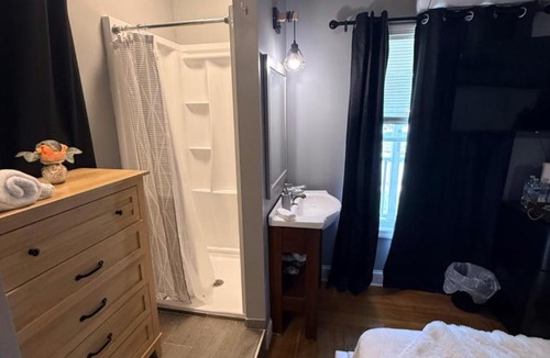 New London House | Comfort room