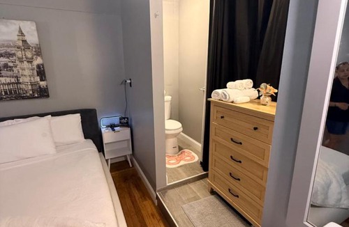 New London House | Comfort room