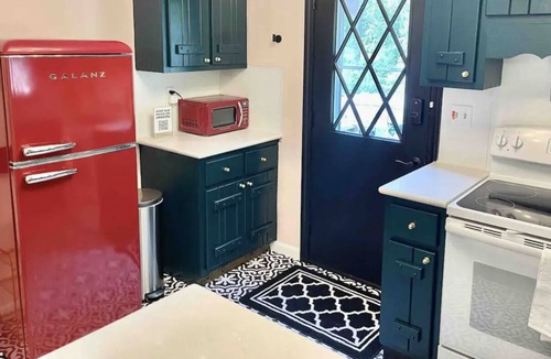 Rhinebeck House | Comfort & Style! 1 mile to town center w/ free bikes, huge backyard, no chores!