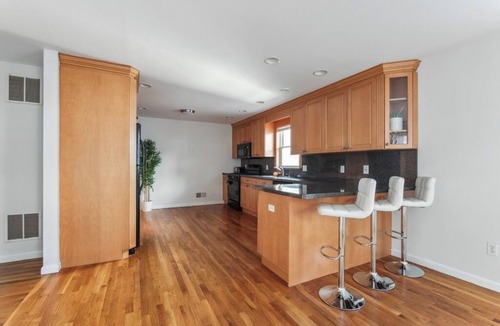 White Plains House | Comfortable 3BR Complimentary Parking Minutes from NYC Ideal for Groups