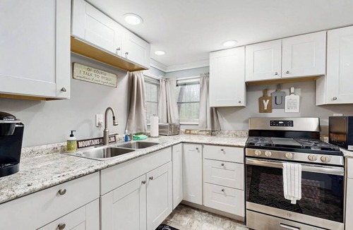 Bridgewater Corners House | Comfortable dog-friendly home w/pond view, deck, gas grill, wifi, TVs, kitchen