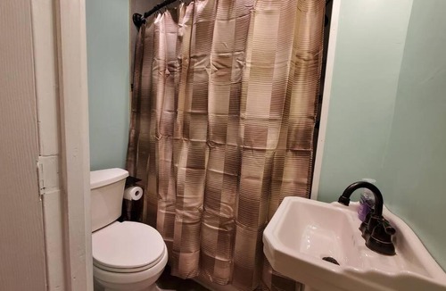 Niagara Falls Apartment | Comfortable getaway Single bedroom full apartment