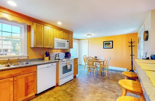 Rockland Cabin | Comfortable home near the beach - dog-friendly - full kitchen & washer/dryer