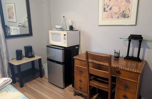 Peterborough House | Comfortable Private Room in Shared Bungalow | Near Hospital, Schools & Shopping