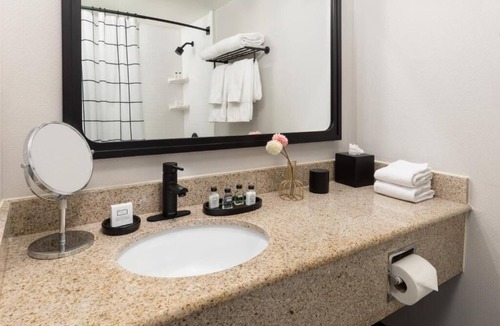 Brookline Hotel | Comfortable Room Near Brookline Booksmith & Dining Spots!