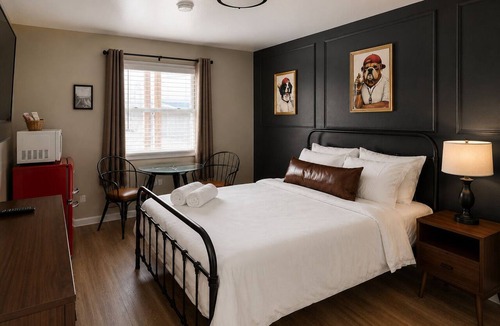 East Springfield Hotel | Comfy & Pet Friendly Stay Near Cooperstown - ADA
