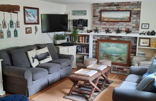 West Yarmouth House | Comfy Quiet Cape Cod Retreat. Everything you need. Near Bay and Ocean Beaches