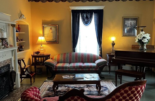 Bainbridge Bed & Breakfast | Commodore Bed & Breakfast / Green Room