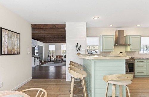 Thomaston House | Completely renovated modern farmhouse dog friendly large lawn beautiful field