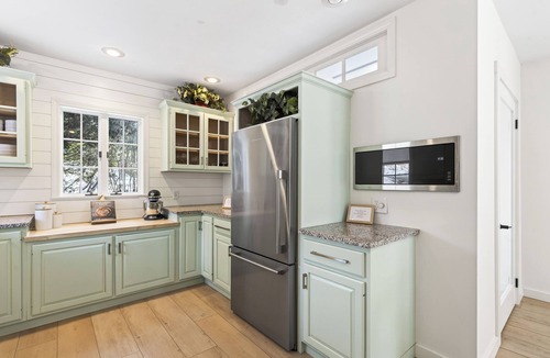 Thomaston House | Completely renovated modern farmhouse dog friendly large lawn beautiful field