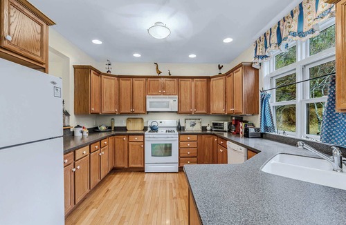 West Hartford Condo | Condo with Game Room & Lake Views, Vale Village