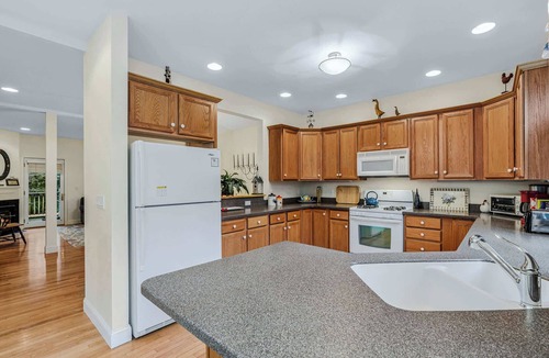 West Hartford Condo | Condo with Game Room & Lake Views, Vale Village