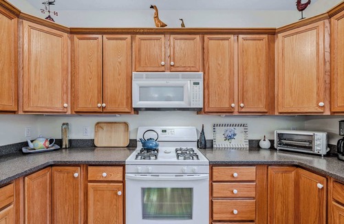 West Hartford Condo | Condo with Game Room & Lake Views, Vale Village