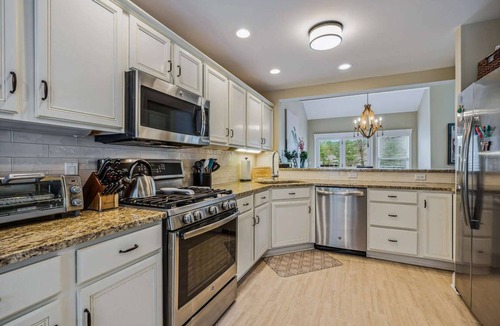 West Hartford Condo | Condo with Sauna & Golf Views, Fox Hollow